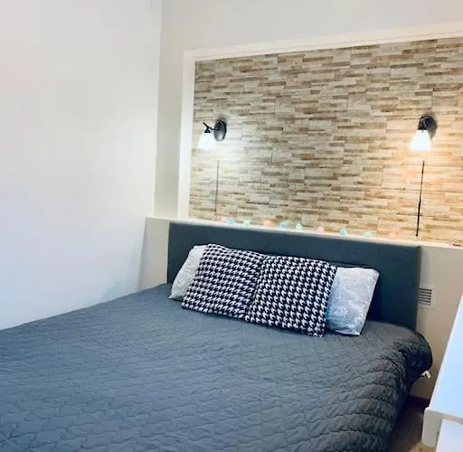 Platform 2 Apartment *